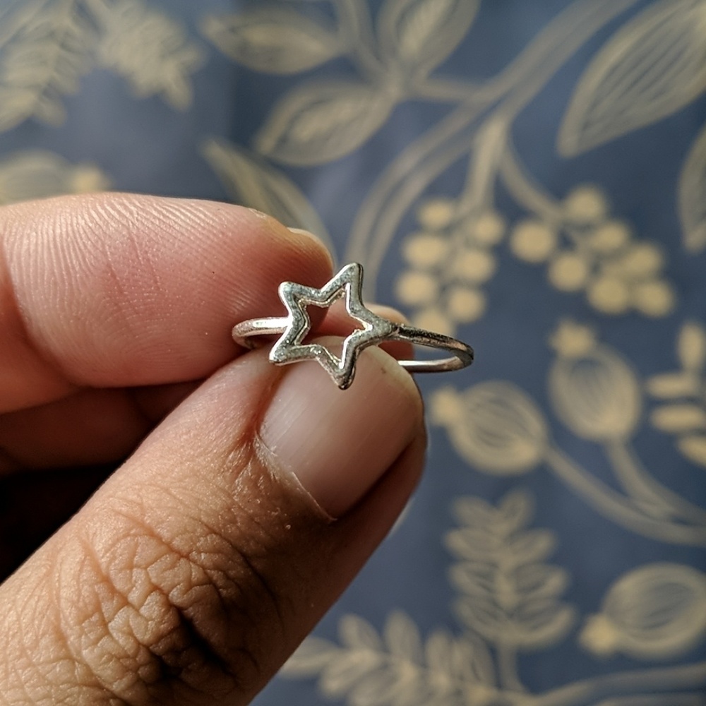 Nwot size 6 midi silver star dainty ring